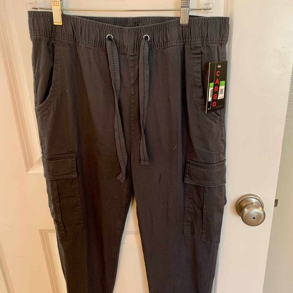 New with tags- men’s size small grey cargo joggers